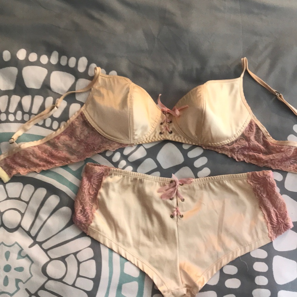 Sexy & sweet🎀 ‘s & Lace. Bra & boy shorts set 🌹